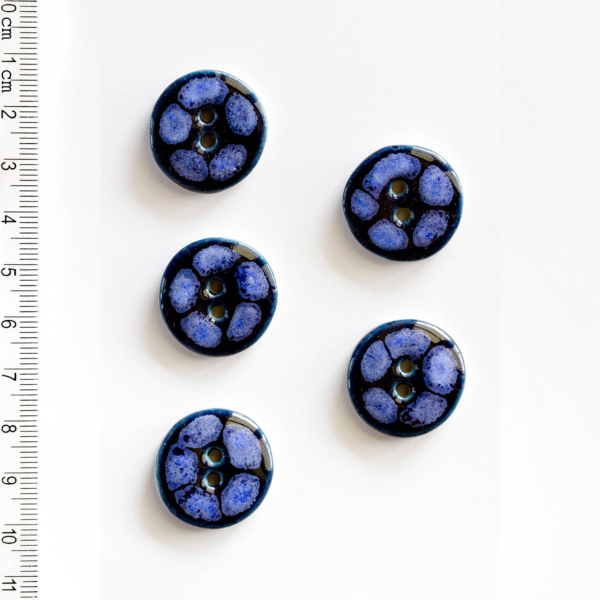 Blue buttons with a bluish-white dot pattern L305